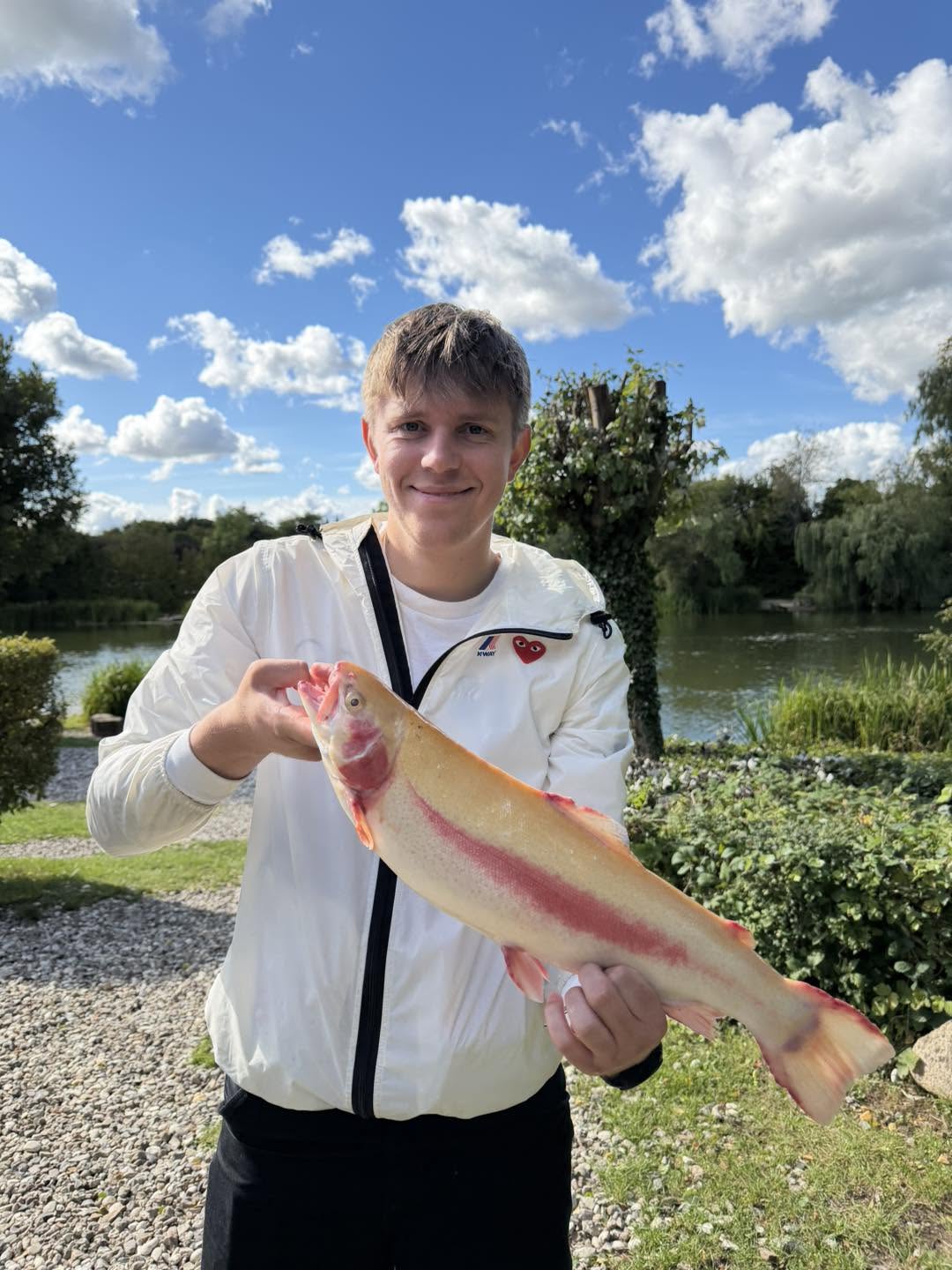 Fisker med en stor gulørred fanget ved Poppelsøen